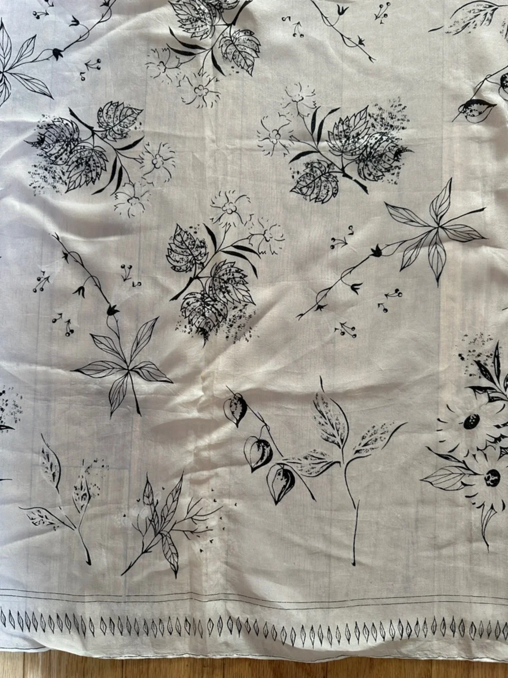 VINTAGE BLACK WHITE SILK FLORAL SCARF 30' NICE SCARF